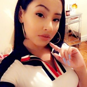 Meet your Posher, Yaella